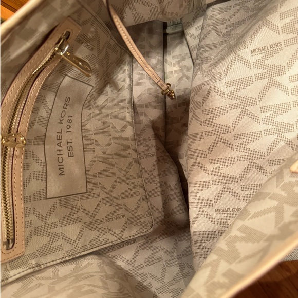 Large Michael Kors shoulder Totes - Picture 3 of 5